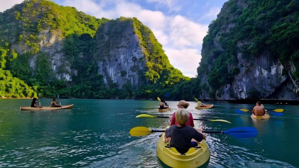Trải nghiệm chèo kayak, khám phá vẻ đẹp nguyên sơ của Vịnh Lan Hạ