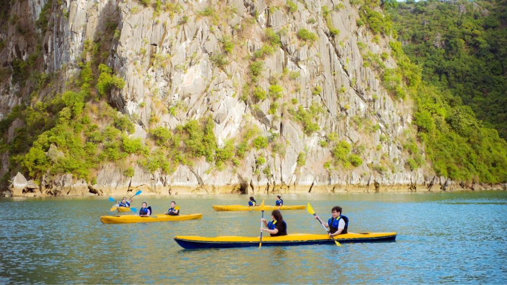 Khách du lịch Hạ Long trải nghiệm chèo thuyền Kayak