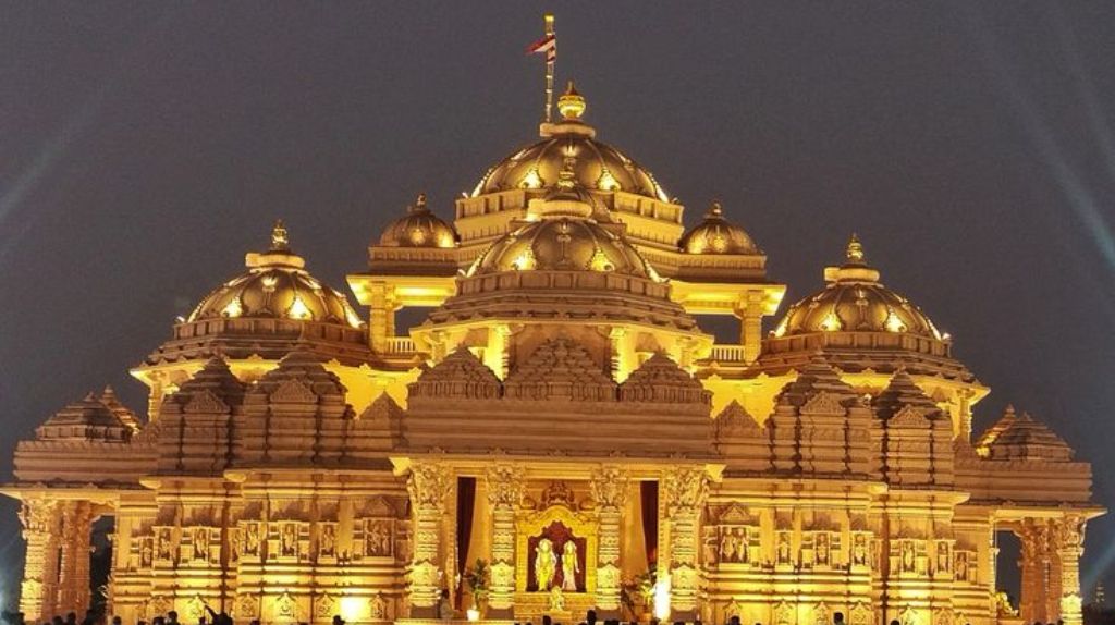 Đoàn tham quan đền Akshardham