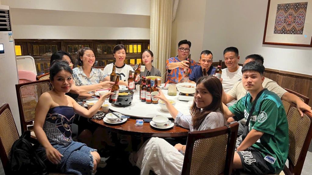 Đoàn khách thưởng thức ẩm thực trung hoa tại nhà hàng