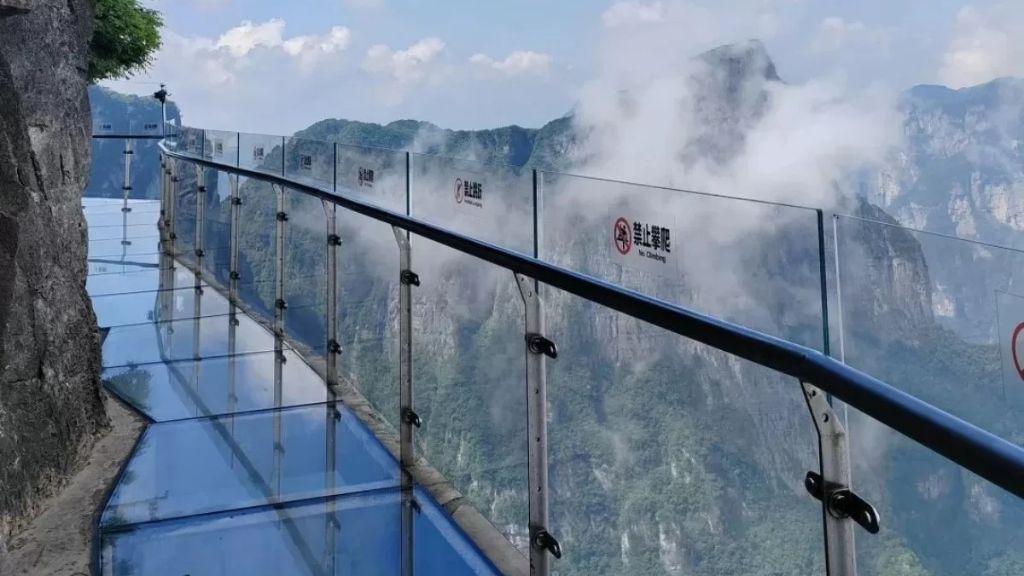 Đứng giữa dãy núi ngắm nhìn khung cảnh hùng vĩ tại Trương Giai Giới