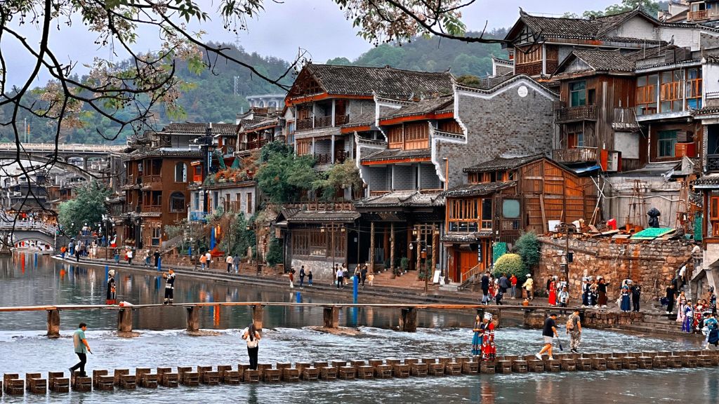 Ngắm nhìn dãy nhà cổ dọc theo bên sông tại Phượng Hoàng Cổ Trấn