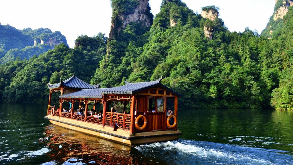 Ngồi thuyền thả hồn ngắm nhìn khung cảnh tại Hồ Bảo Phong