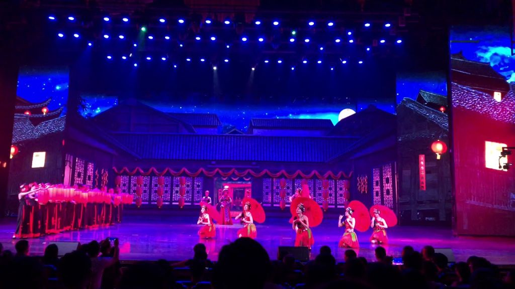 Thưởng thức show diễn Rạng Rỡ Rương Tây