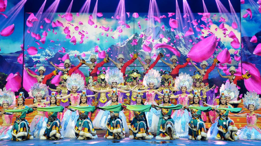 Trải nghiệm âm thanh và ánh sáng rực rỡ với show diễn Thiên Cổ Tình