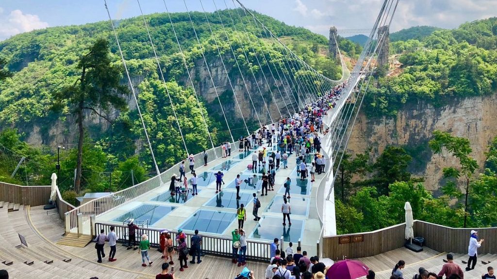 Trải nghiệm cảm giác đứng giữa hẻm núi tại cầu kính Đại Hiệp Cốc
