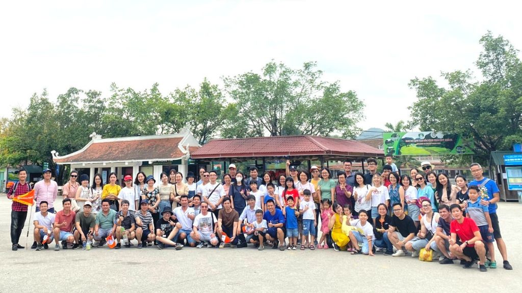Đoàn du lịch Ninh Bình chụp ảnh lưu niệm