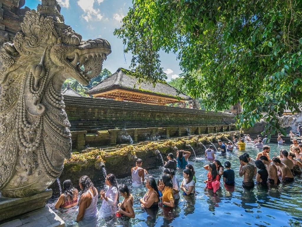 Cầu phước tại đền suối thiêng Tampak siring, tour Bali