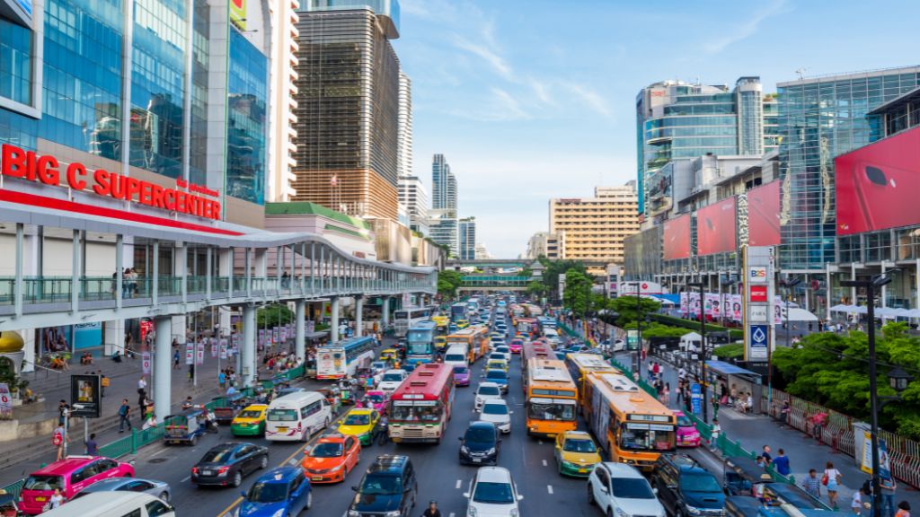 Đường phố tấp nập tại trung tâm Big C