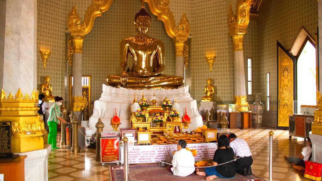 Du khách chiêm bái chùa Phật Vàng