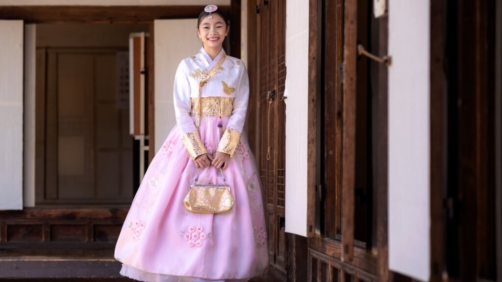 Diện Hanbok và chụp hình là hoạt động không thể bỏ lỡ khi đi tour Hàn Quốc