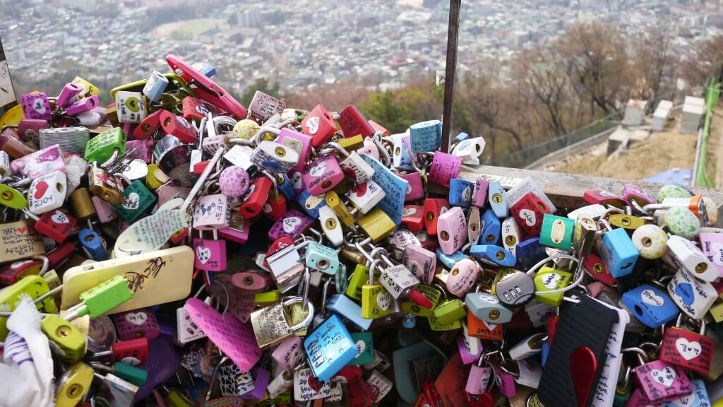 Khu vực ổ khóa tình yêu lãng mạn trên tháp Namsan Seoul