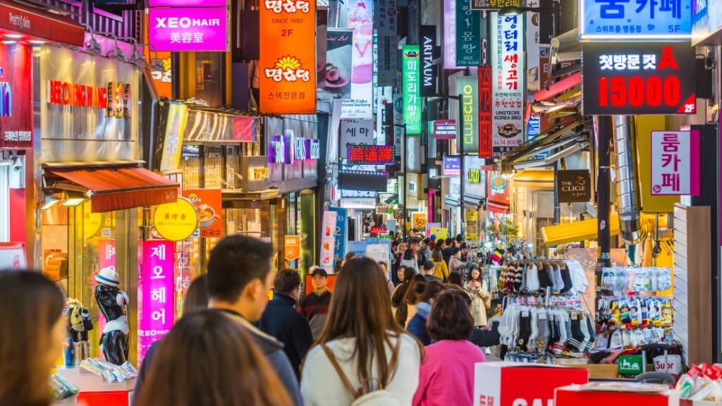 Mua sắm và tham quan khu phố Myeongdong sầm uất, nhộn nhịp