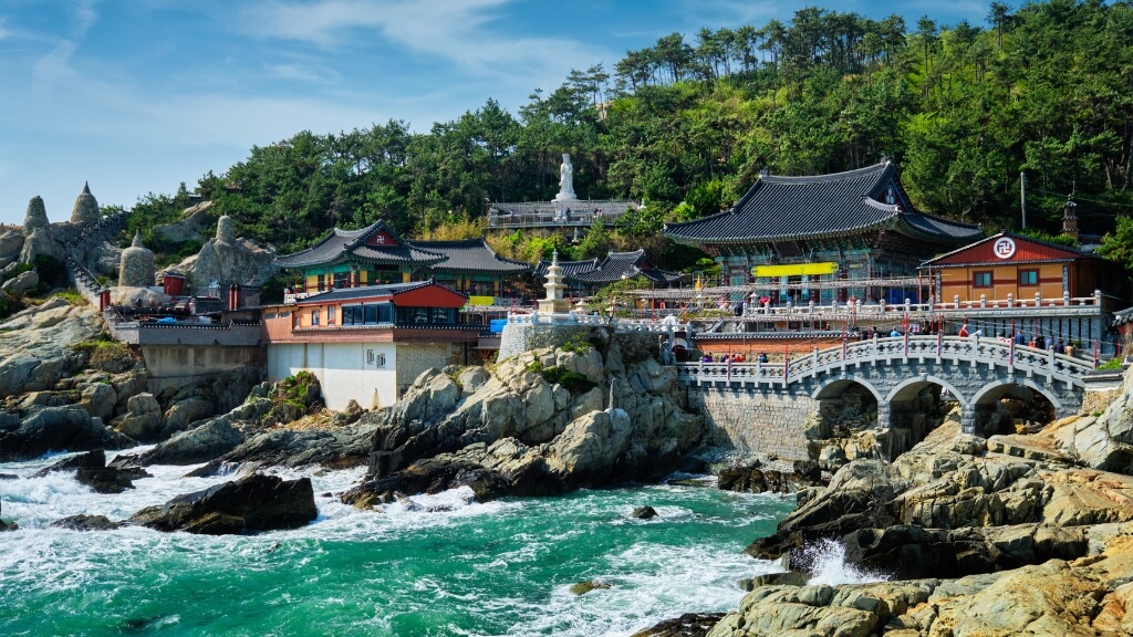 Ngôi chùa cổ Haedong Yonggungsa bề thế bên biển Busan