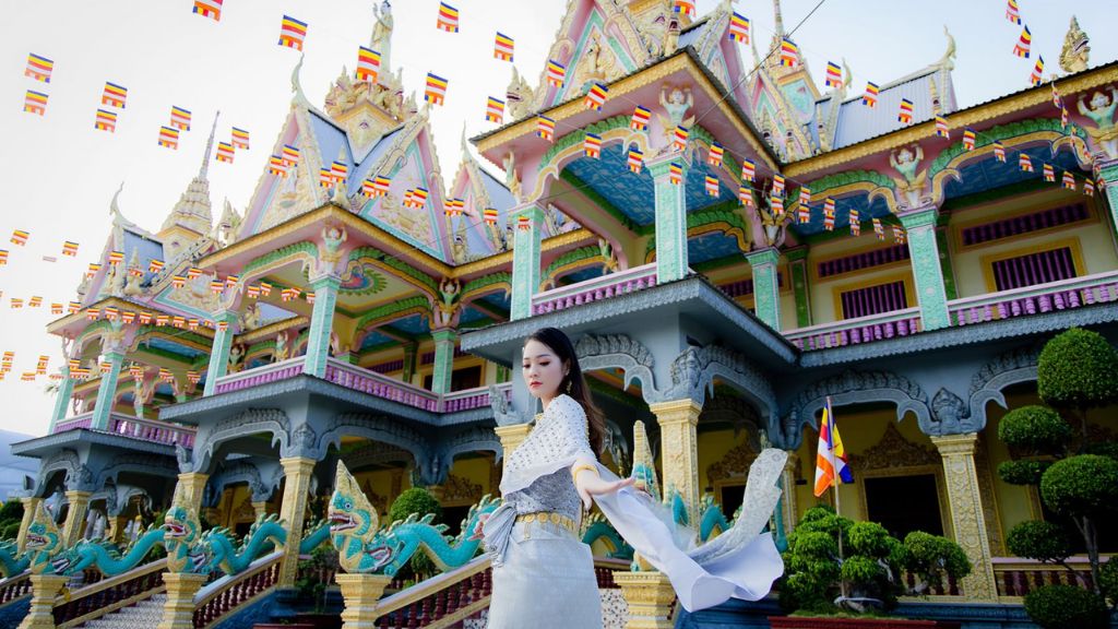 Khách du lịch miền Tây check in tại chùa Som Rông
