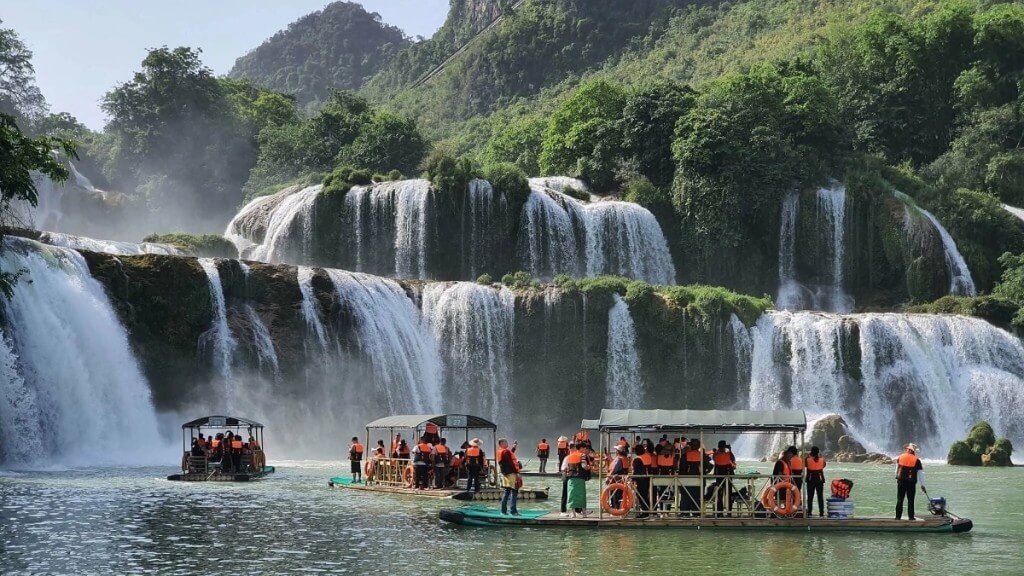 Trải nghiệm đi thuyền tham quan Thác Bản Giốc