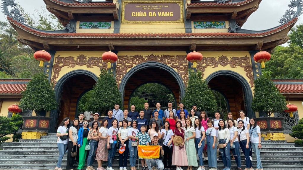 Đoàn khách đi tour du lịch Yên Tử - chùa Ba Vàng tại BestPrice