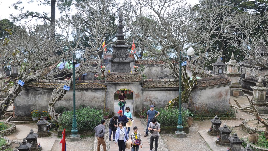 Tham quan vườn tháp Huệ Quang Yên Tử
