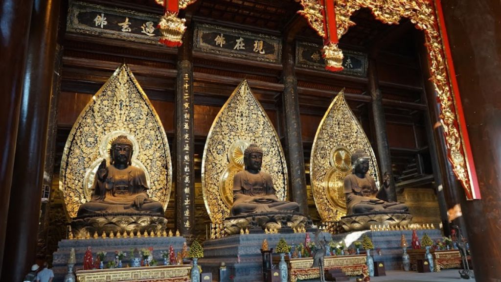 Tượng Phật trong điện Tam Thế