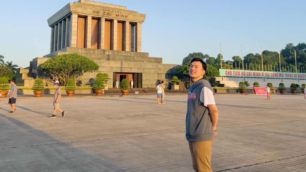 Chụp ảnh tại lăng Bác