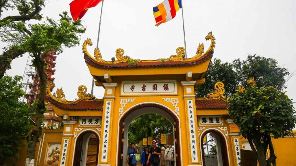 Tham quan chùa Trấn Quốc