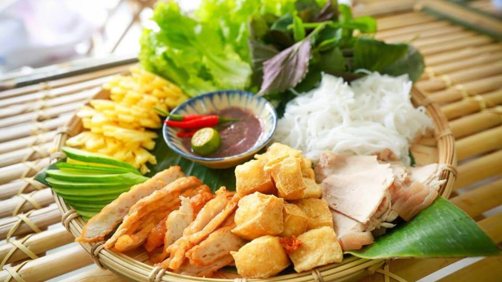 Thưởng thức bún đậu mắm tôm