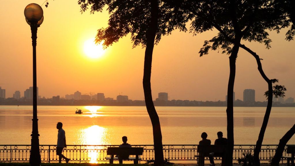 Ngắm nhìn hoàng hôn tại Hồ Tây Hà Nội