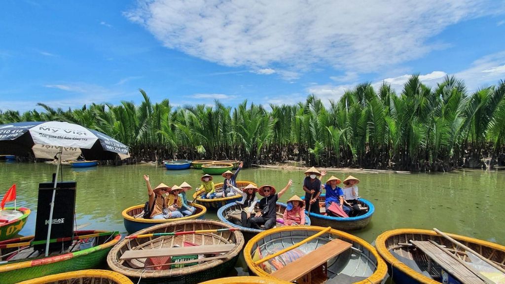 Trải nghiệm ngồi thuyền thúng vui nhộn khám phá rừng dừa