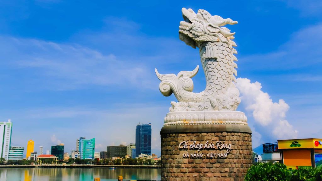 Bức tượng cá chép hóa rồng tại Đà Nẵng