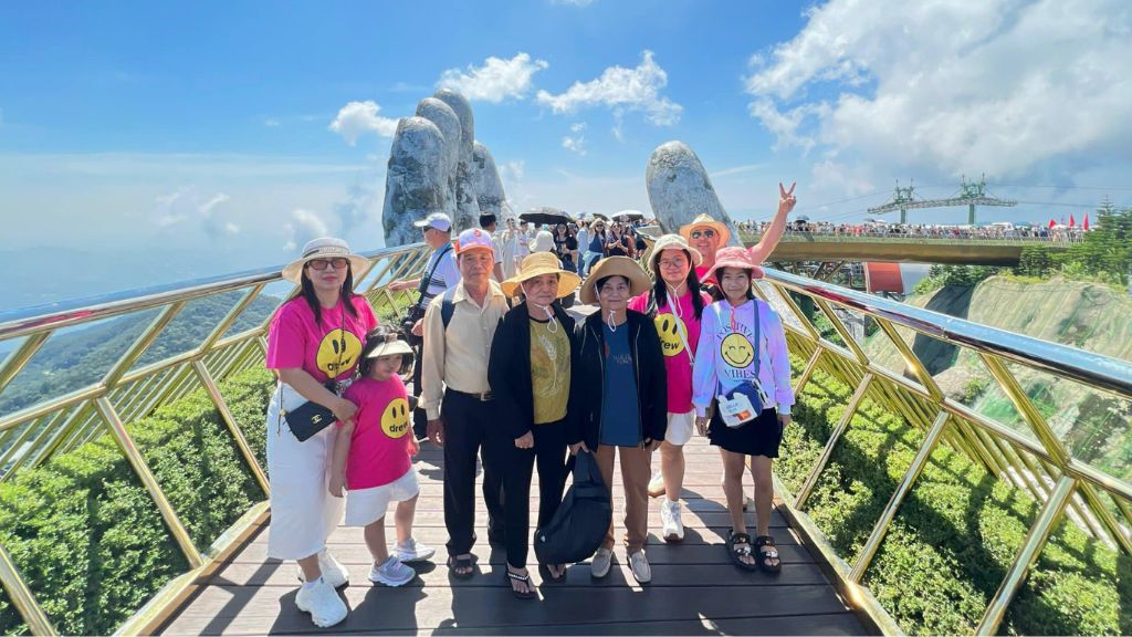 Đoàn khách BestPrice check in cầu Vàng khi du lịch Đà Nẵng