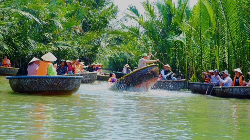 Trải nghiệm ngồi thuyền thúng tham quan rừng dừa