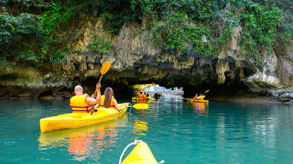 Du khách chèo kayak khám phá hang Sáng Tối