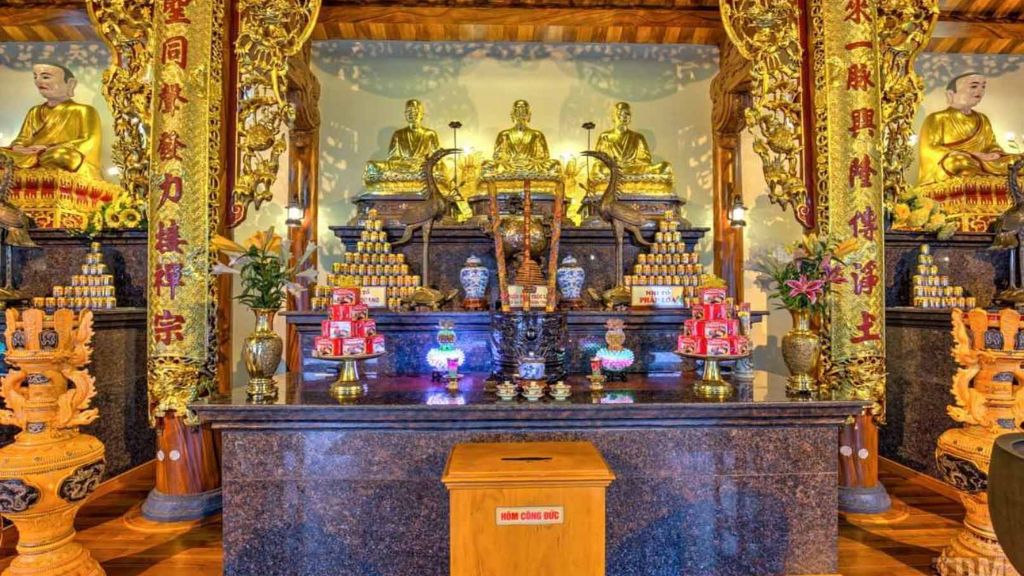 Tham quan Đại Hùng Bảo Điện chùa Ba Vàng