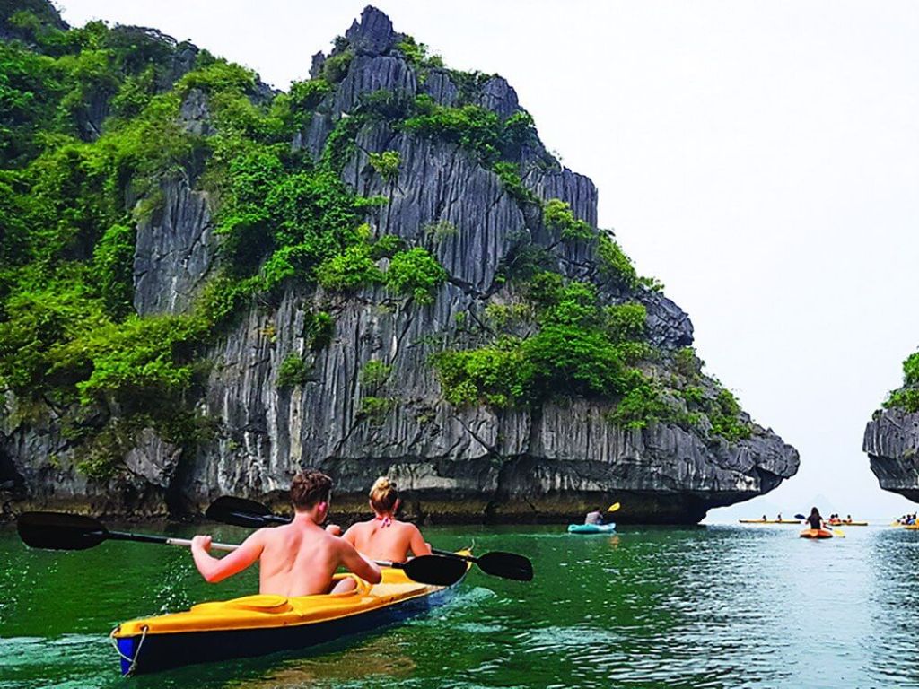 Thích thú chèo xuồng kayak trong tour du lịch Hạ Long