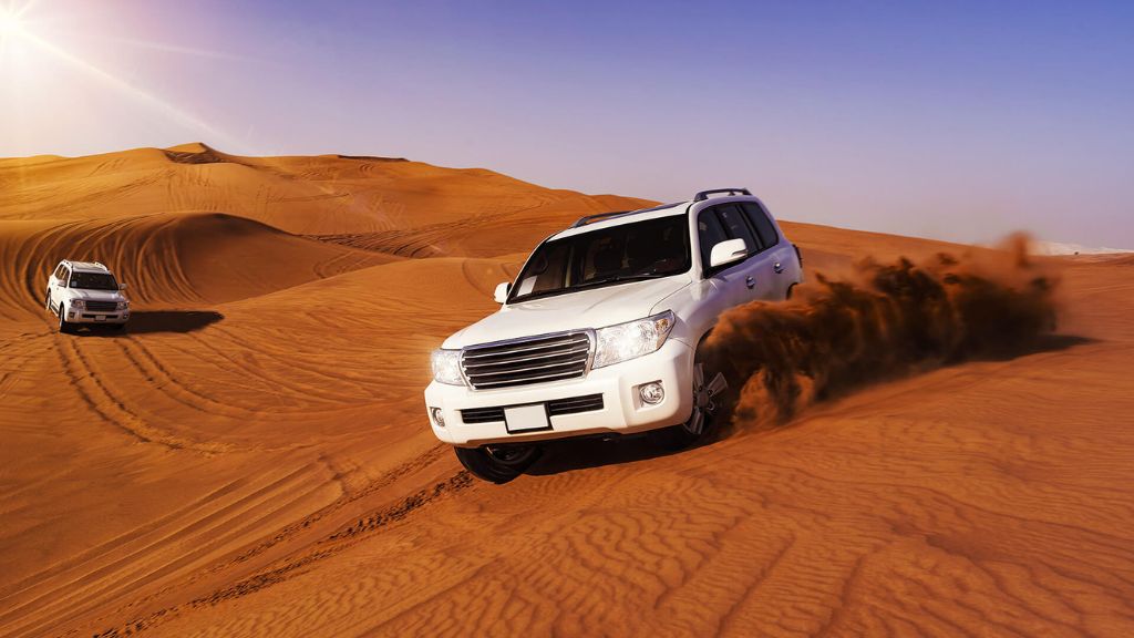 Đua xe Landcruiser tốc độ trên sa mạc Safari
