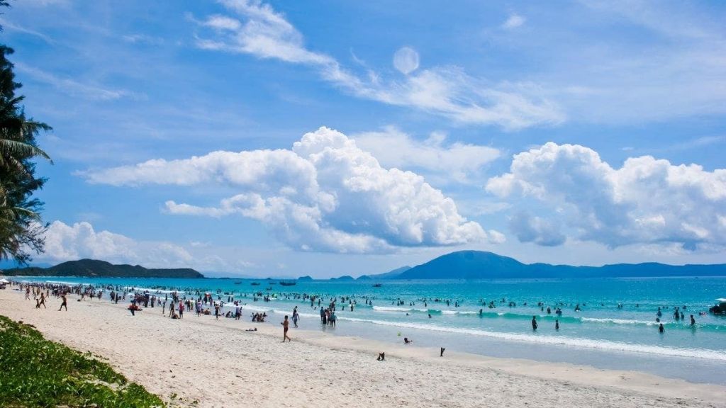 Thỏa thích tắm biển tại Đà Nẵng