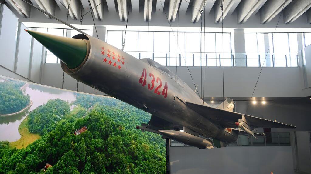 Du khách được chiêm ngưỡng Bảo vật quốc gia   Máy bay MiG 21