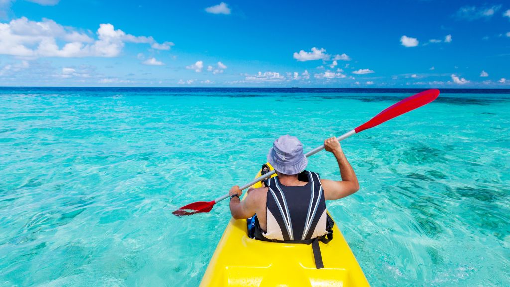 Trải nghiệm chèo thuyền Kayak giữa lòng đại dương
