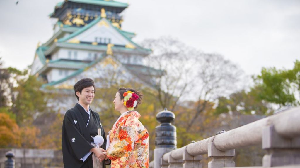 Chụp ảnh kimono đôi tại Lâu đài Osaka