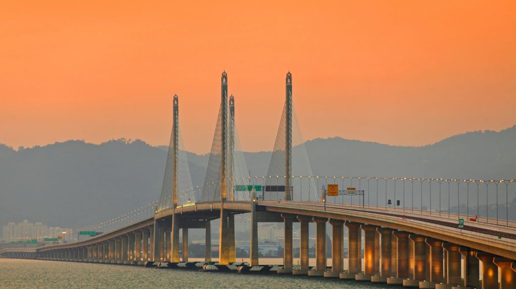 Hoàng hôn từ cây cầu nổi tiếng thế giới ở Penang
