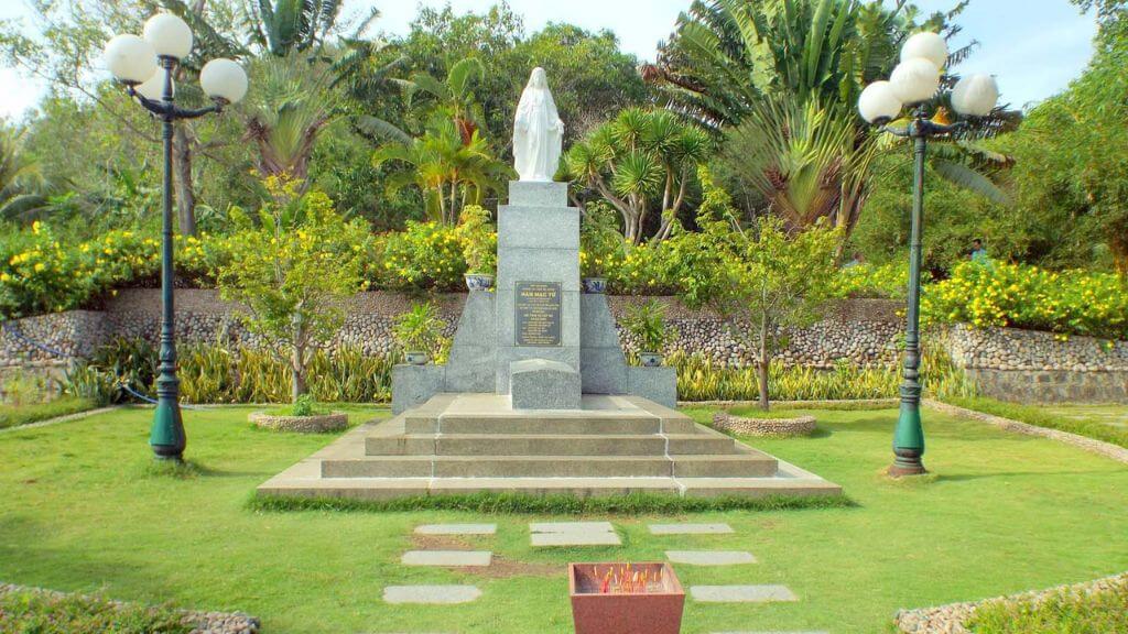 Đoàn tham quan Đồi Thi nhân Hàn Mặc Tử