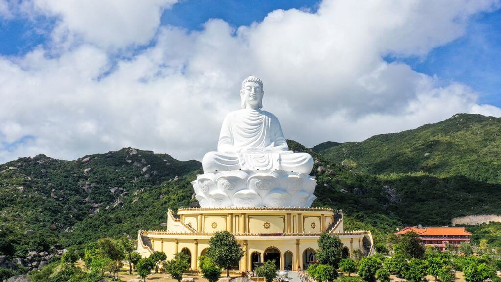 Tượng Phật Thích Ca tại chùa Linh Phong