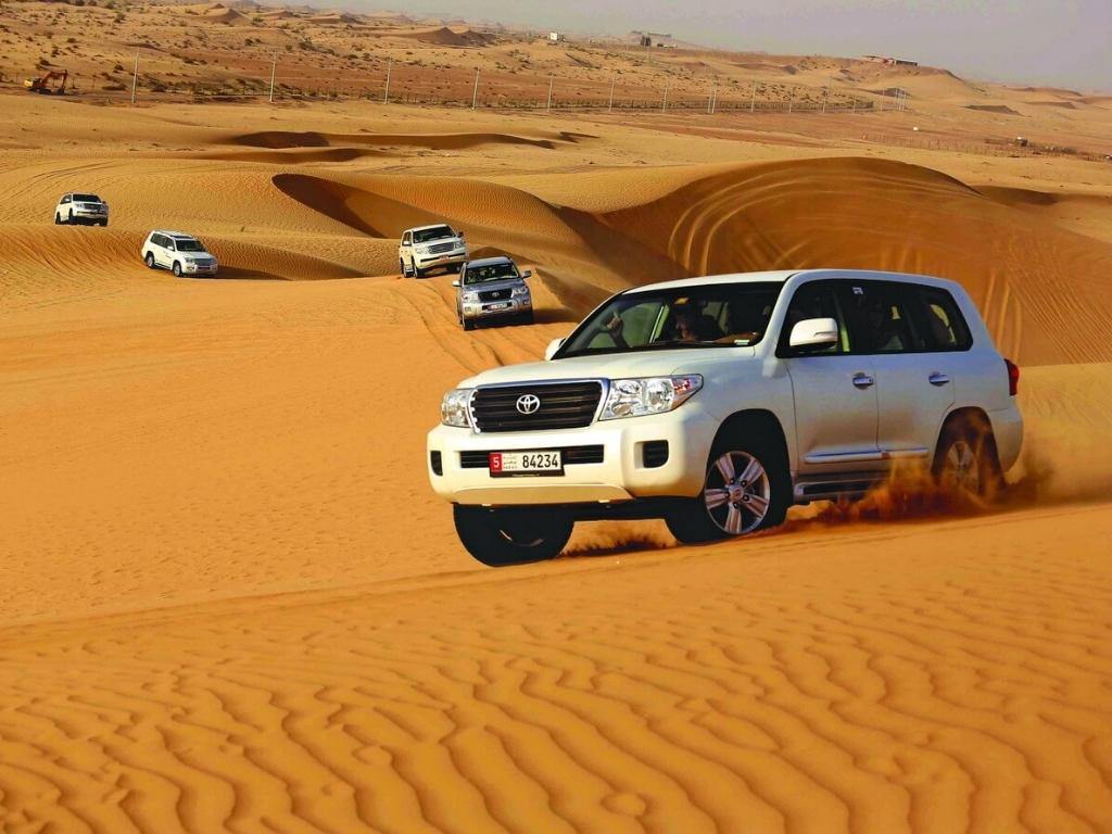 Đua xe Land Cruiser trên sa mạc