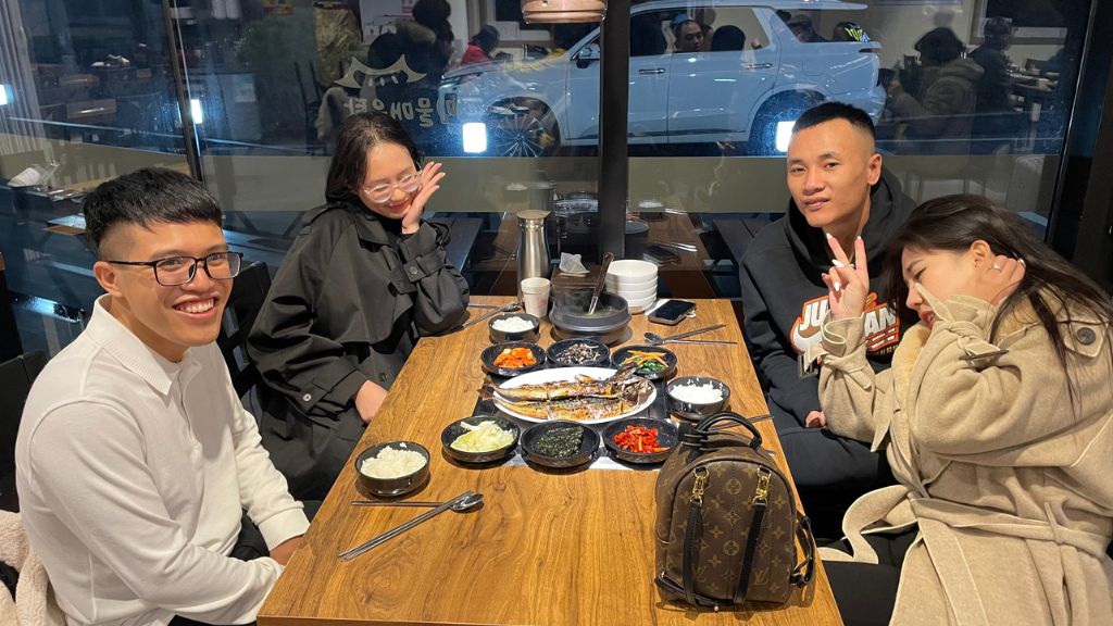 Đoàn thưởng thức bữa tối cá nướng thơm ngon trong tour Hàn Quốc
