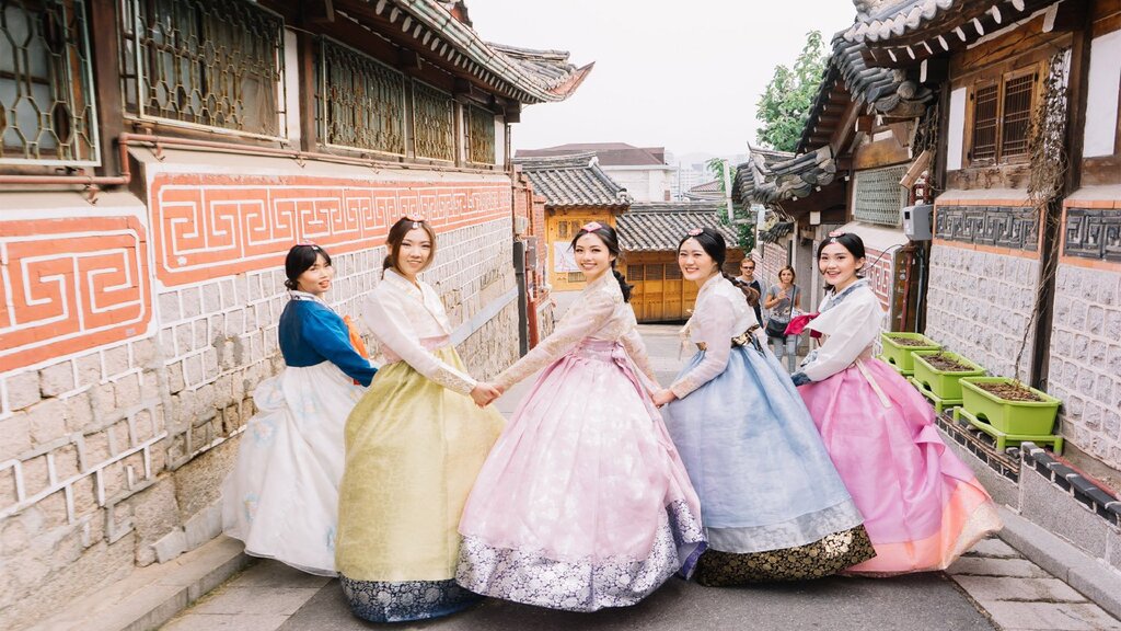 Chụp ảnh cùng với trang phục Hanbok truyền thống