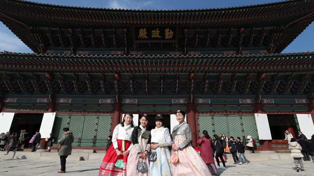 Mặc Hanbok chụp ảnh tại Cảnh Phúc Cung