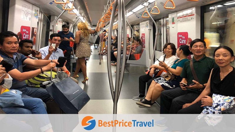 Khách hàng BestPrice trải nghiệm tàu điện ngầm Singapore