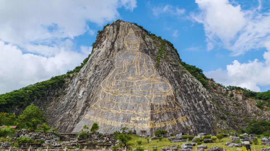 Check in Núi Phật Vàng trong tour Thái Lan
