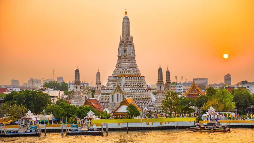 Chùa Wat Arun Bangkok lung linh trong hoàng hôn