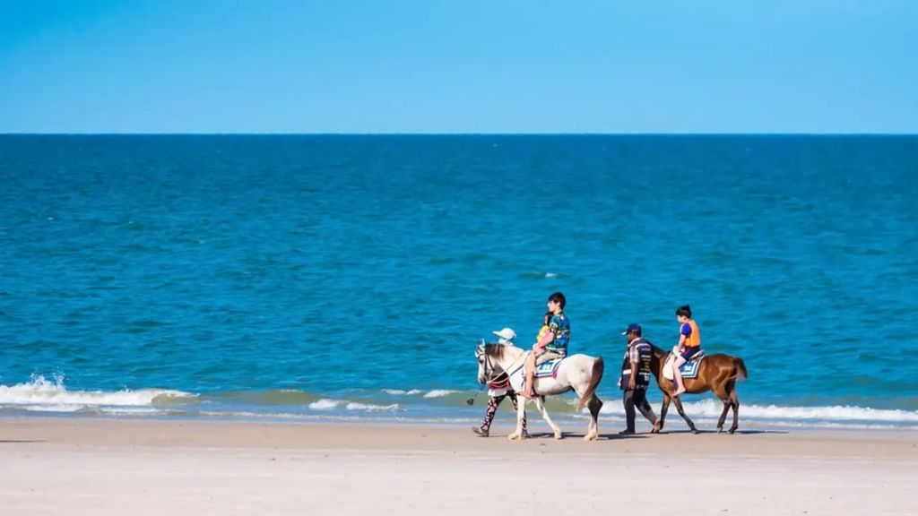 Dạo bước trên bờ biển Hua Hin